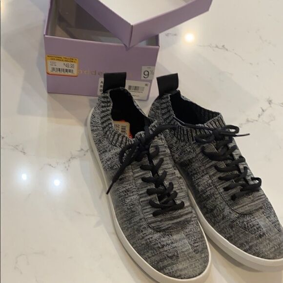 Slip On Black and White Madden Girl Sz 9 1/2 - Picture 6 of 7